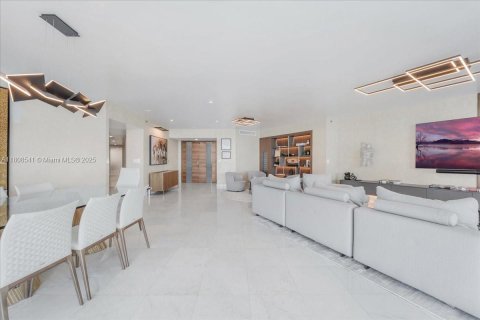 Condominio en venta en Miami, Florida, 3 dormitorios, 262.45 m2 № 1745602 - foto 17