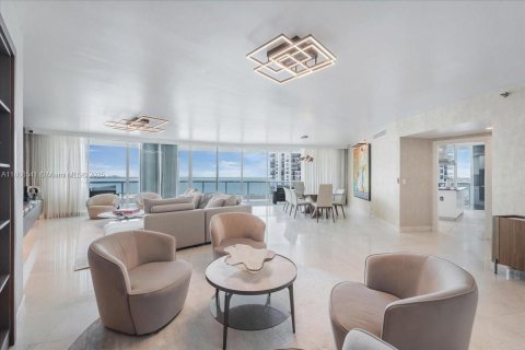 Condominio en venta en Miami, Florida, 3 dormitorios, 262.45 m2 № 1745602 - foto 2