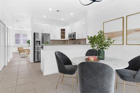 Townhouse in Miami Gardens, Florida 3 bedrooms, 131.83 sq.m. № 2058802 - photo 16