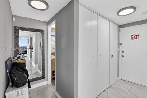 Condominio en venta en Hollywood, Florida, 1 dormitorio, 87.7 m2 № 2009600 - foto 17