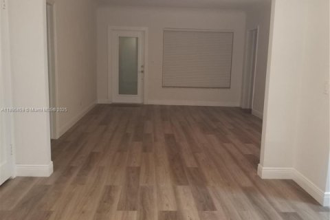 Villa ou maison à louer à Miami, Floride: 3 chambres, 154.22 m2 № 1946472 - photo 14