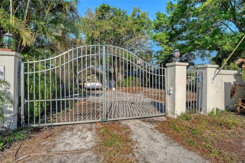 House in Bradenton, Florida 5 bedrooms, 266.26 sq.m. № 2094554