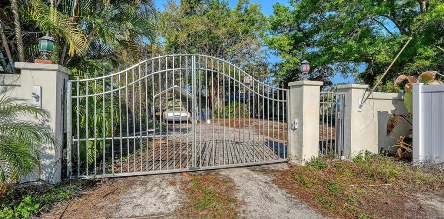 House in Bradenton, Florida 5 bedrooms, 266.26 sq.m. № 2094554