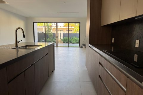 Touwnhouse à vendre à Miami, Floride: 3 chambres, 207.82 m2 № 2004975 - photo 8