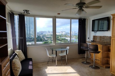 Купить кондоминиум в Санни-Айлс-Бич, Флорида 33.44м2, № 2021120 - фото 2