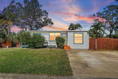 House in Saint Petersburg, Florida 2 bedrooms, 101.91 sq.m. № 1558856 - photo 1