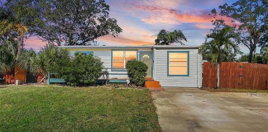House in Saint Petersburg, Florida 2 bedrooms, 101.91 sq.m. № 1558856