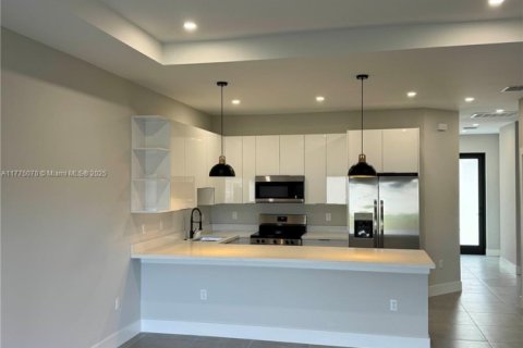 House in Lehigh Acres, Florida 3 bedrooms № 1868158 - photo 2