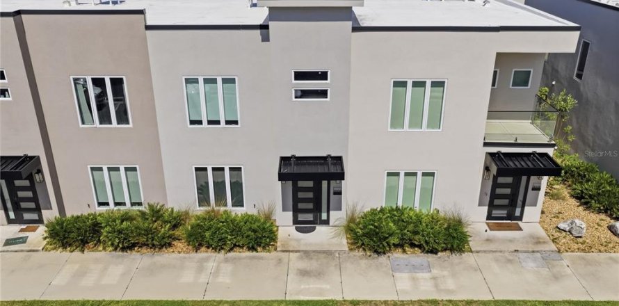 Townhouse in Gainesville, Florida 3 bedrooms, 152.36 sq.m. № 2222621