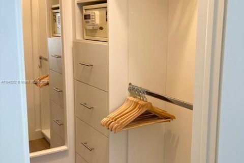 Condo in Naples, Florida, 2 bedrooms  № 1878797 - photo 11