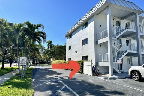 Condo in Naples, Florida, 2 bedrooms  № 1878797 - photo 30