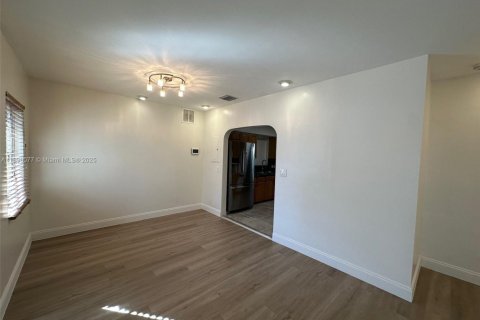 Villa ou maison à louer à Fort Lauderdale, Floride: 4 chambres, 134.71 m2 № 1939289 - photo 3