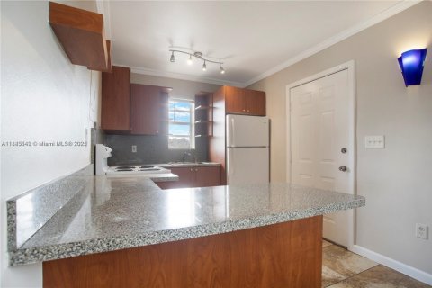Condo in Miami, Florida, 2 bedrooms  № 1939952 - photo 3