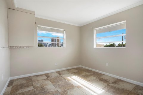 Condo in Miami, Florida, 2 bedrooms  № 1939952 - photo 8