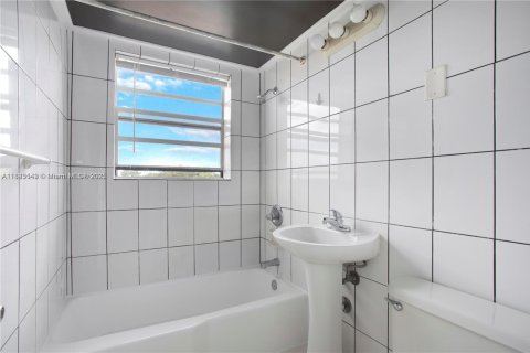 Condo in Miami, Florida, 2 bedrooms  № 1939952 - photo 9