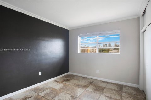 Condo in Miami, Florida, 2 bedrooms  № 1939952 - photo 6