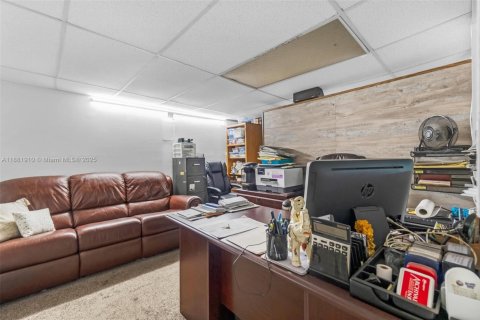 Commercial property in Pembroke Park, Florida № 1932208 - photo 10