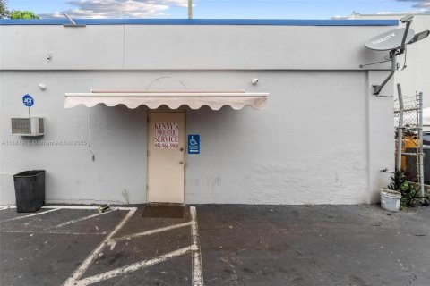 Commercial property in Pembroke Park, Florida № 1932208 - photo 5