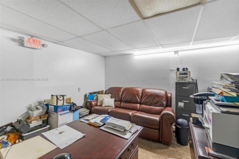 Commercial property in Pembroke Park, Florida № 1932208 - photo 12