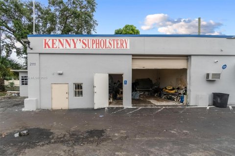 Commercial property in Pembroke Park, Florida № 1932208 - photo 4