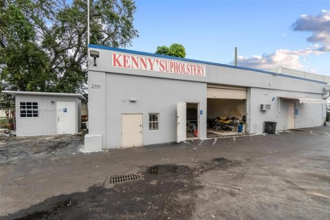 Commercial property in Pembroke Park, Florida № 1932208 - photo 1