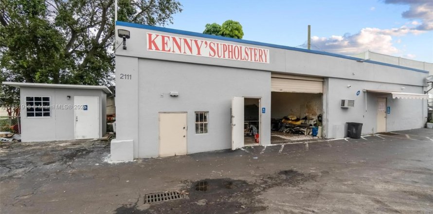 Commercial property in Pembroke Park, Florida № 1932208