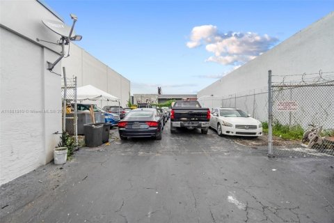 Commercial property in Pembroke Park, Florida № 1932208 - photo 6