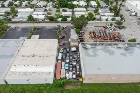 Commercial property in Pembroke Park, Florida № 1932208 - photo 21