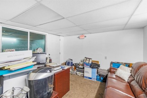 Commercial property in Pembroke Park, Florida № 1932208 - photo 11