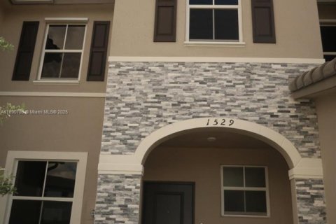 Adosado en Homestead, Florida 3 dormitorios № 1945404