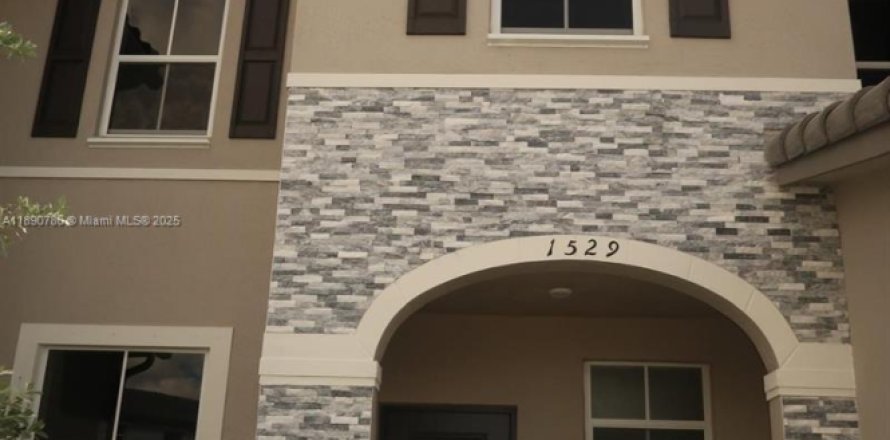 Adosado en Homestead, Florida 3 dormitorios № 1945404