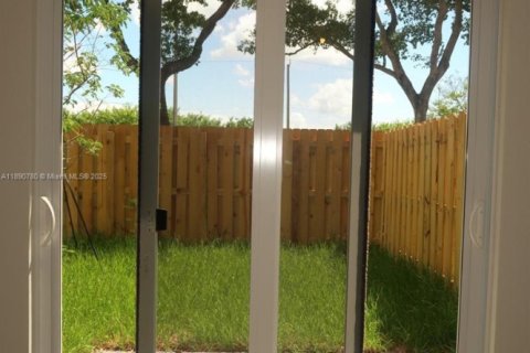 Adosado en alquiler en Homestead, Florida, 3 dormitorios № 1945404 - foto 6