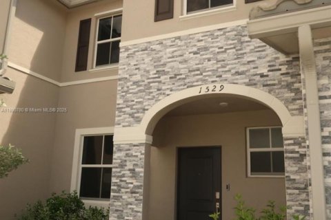 Adosado en alquiler en Homestead, Florida, 3 dormitorios № 1945404 - foto 2