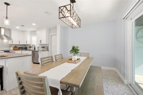 House in Port Charlotte, Florida 3 bedrooms, 137.68 sq.m. № 2217872 - photo 17