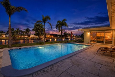 House in Port Charlotte, Florida 3 bedrooms, 137.68 sq.m. № 2217872 - photo 2