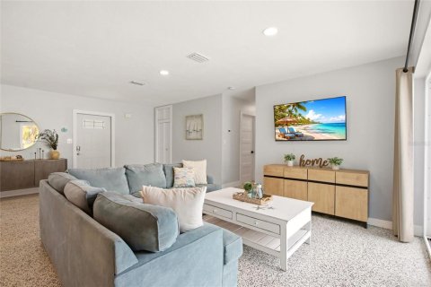 House in Port Charlotte, Florida 3 bedrooms, 137.68 sq.m. № 2217872 - photo 6