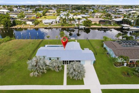 House in Port Charlotte, Florida 3 bedrooms, 137.68 sq.m. № 2217872