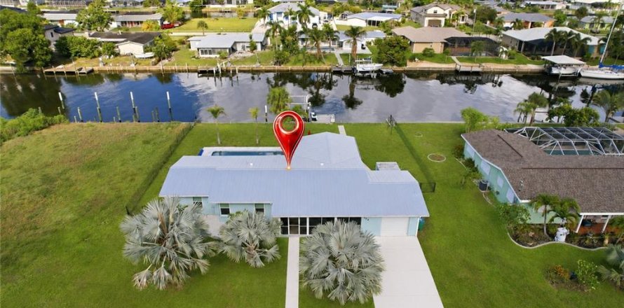 House in Port Charlotte, Florida 3 bedrooms, 137.68 sq.m. № 2217872