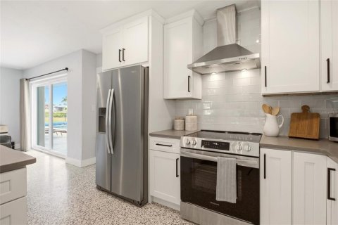 House in Port Charlotte, Florida 3 bedrooms, 137.68 sq.m. № 2217872 - photo 14
