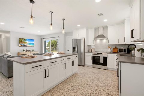 House in Port Charlotte, Florida 3 bedrooms, 137.68 sq.m. № 2217872 - photo 11