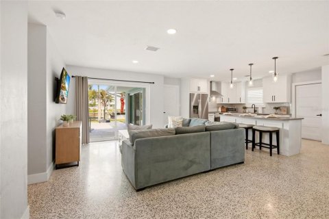 House in Port Charlotte, Florida 3 bedrooms, 137.68 sq.m. № 2217872 - photo 7