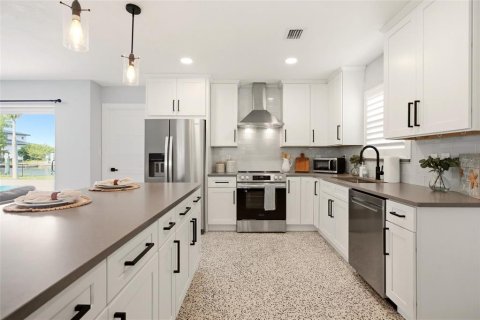 House in Port Charlotte, Florida 3 bedrooms, 137.68 sq.m. № 2217872 - photo 12