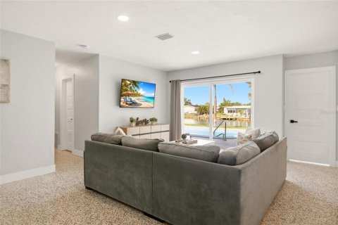 House in Port Charlotte, Florida 3 bedrooms, 137.68 sq.m. № 2217872 - photo 8