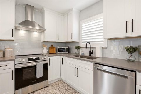 House in Port Charlotte, Florida 3 bedrooms, 137.68 sq.m. № 2217872 - photo 13
