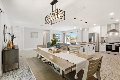 House in Port Charlotte, Florida 3 bedrooms, 137.68 sq.m. № 2217872 - photo 16