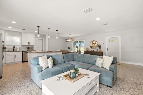 House in Port Charlotte, Florida 3 bedrooms, 137.68 sq.m. № 2217872 - photo 5