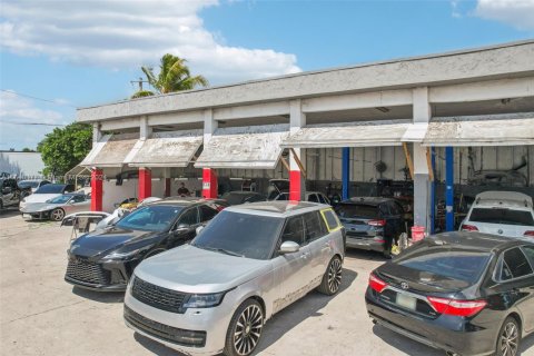 Propiedad comercial en venta en North Miami Beach, Florida № 1937089 - foto 14