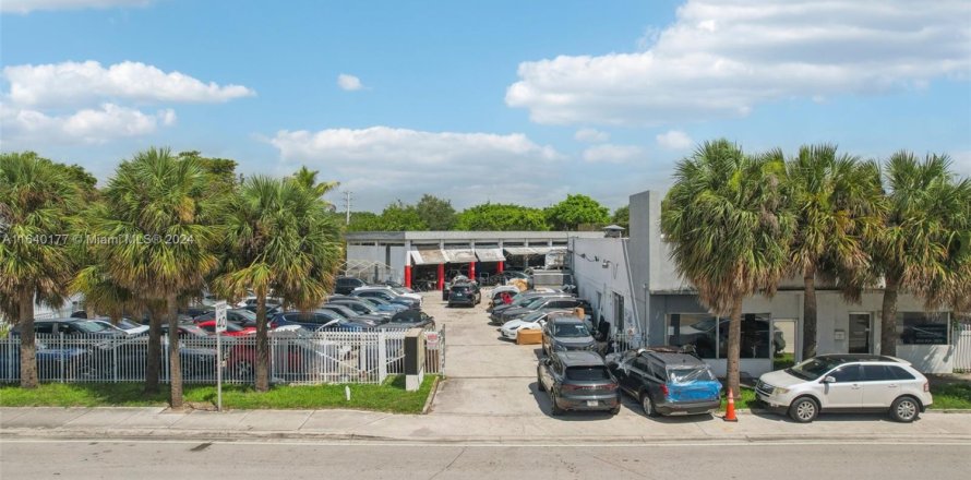 Propiedad comercial en North Miami Beach, Florida № 1937089