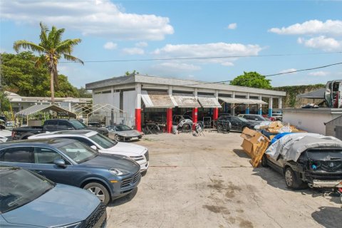 Propiedad comercial en venta en North Miami Beach, Florida № 1937089 - foto 12