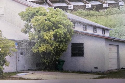 Купить коммерческую недвижимость в Хомстед, Флорида № 1895349 - фото 2